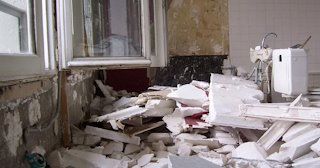 Демонтаж хрущевки в Саянске - удаление старых полов и стен по выгодной цене от 1755 рублей.